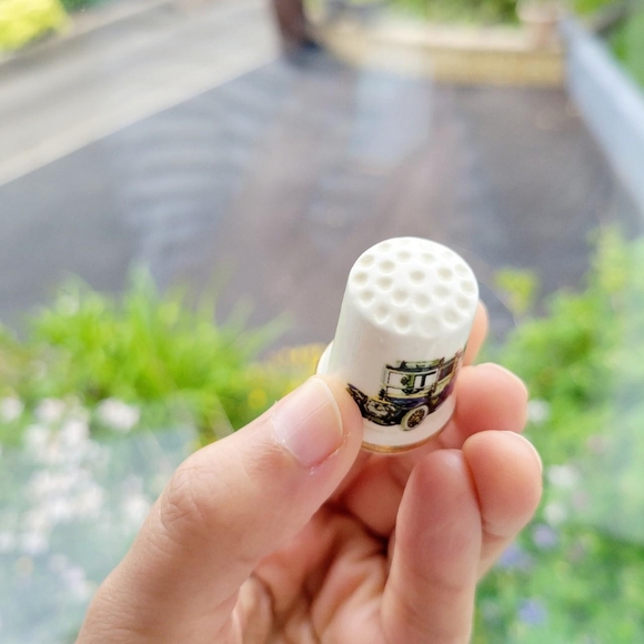 Vintage Old Car Bone China Thimble - Picture 7 of 8